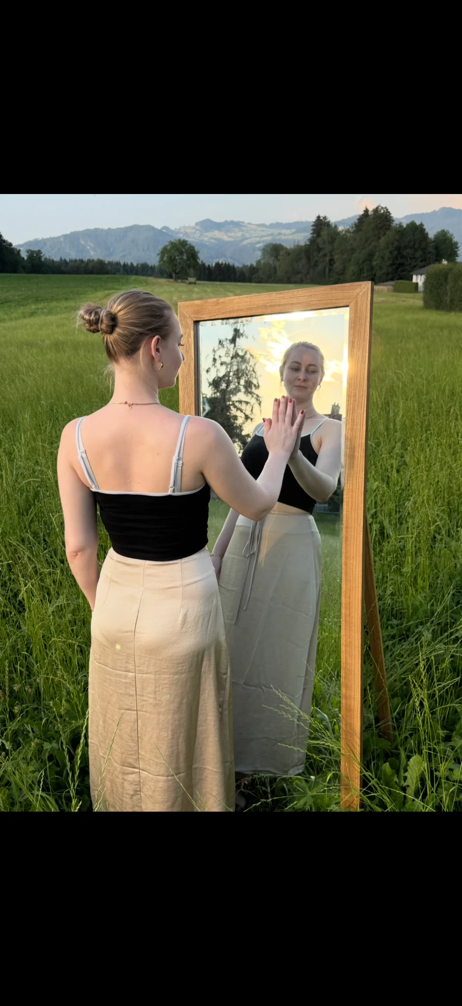 Sarah vor einem Spiegel im Freien