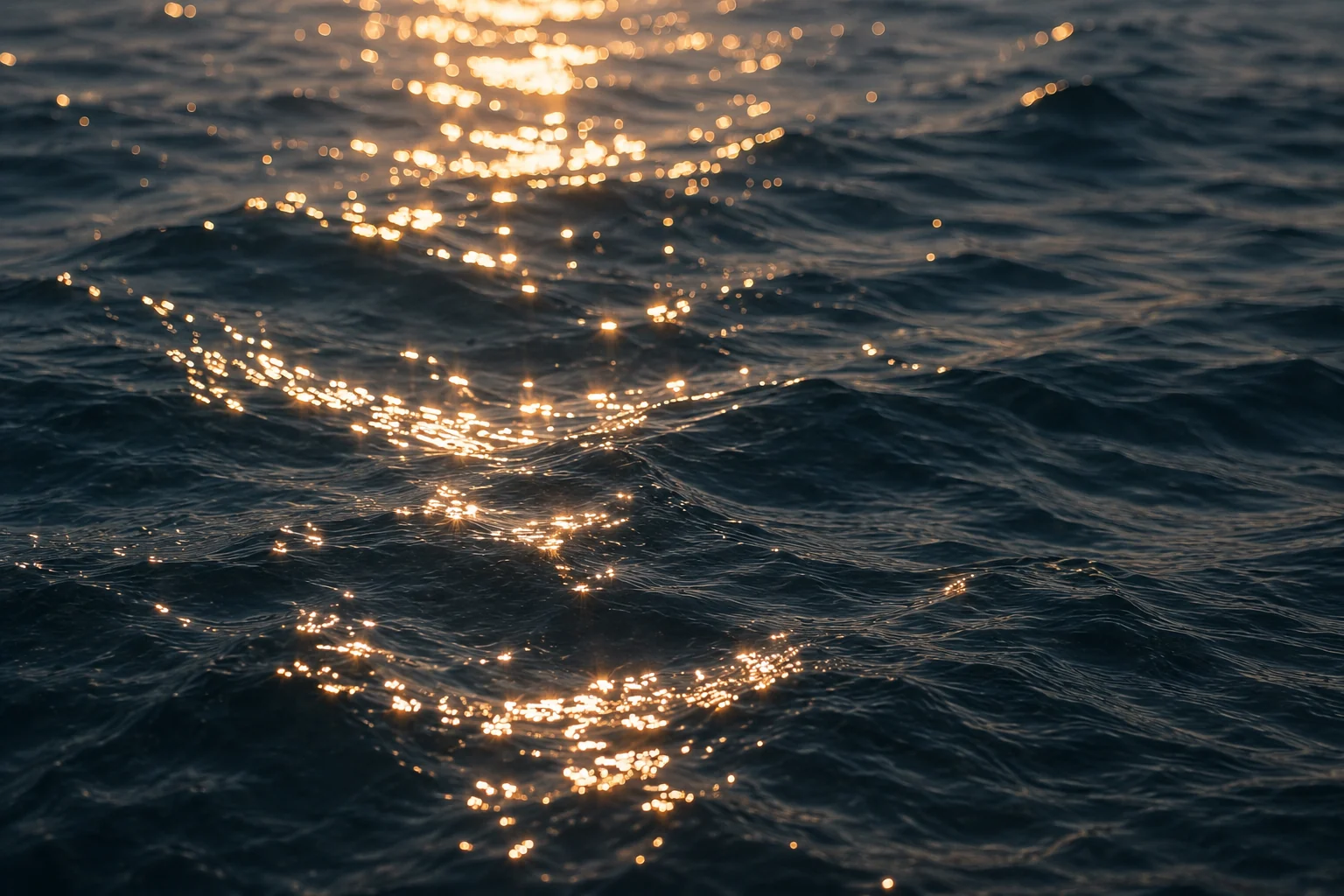 Meer im goldenen Licht